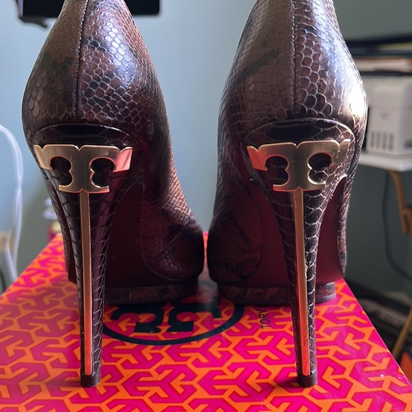 Tory Burch snake embossed heels - Picture 2 of 6